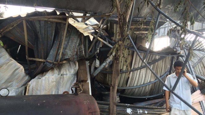 Gara ô tô đổ sập sau vụ cháy tối 25-4 - Ảnh: Xuân An