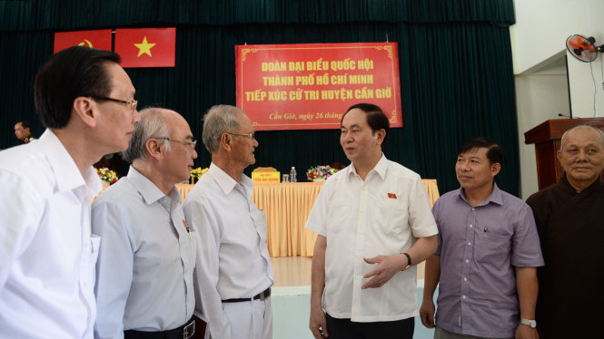 Ủy viên Bộ Chính trị- Chủ tịch Nước Trần Đại Quang trao đổi với cử tri huyện Cần Giờ - Ảnh: Tự Trung