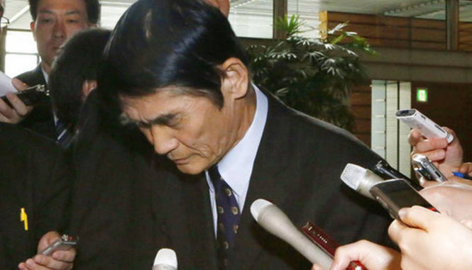 Ông Masahiro Imamura trả lời báo chí sau khi nộp đơn từ chức ngày 26-4 - Ảnh: Kyodo News