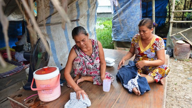 Hai mẹ con bà La Thị Ngọc Khuya phải tá túc trong chòi giữ vịt sau khi di tản khỏi nơi ở cũ - Ảnh: Duyên Phan