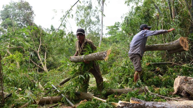 Các tuyến đường bị phong tỏa, lực lượng chức năng phải khai thông đườngchánh cho người dân di chuyển - Ảnh: Duyên Phan