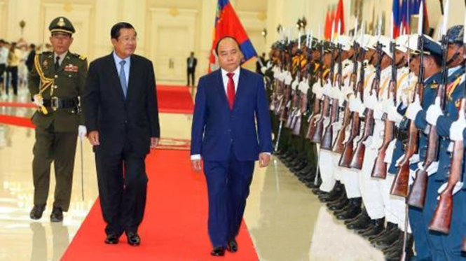 Thủ tướng Nguyễn Xuân Phúc và Thủ tướng Hun Sen duyệt đội danh dự - Ảnh: TTXVN