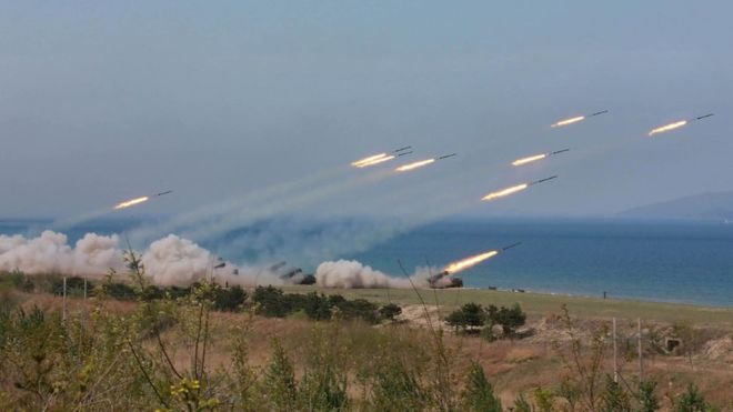 Hình ảnh cuộc tập trận bắn đạn thật vừa diễn ra tại Triều Tiên - Ảnh: AFP