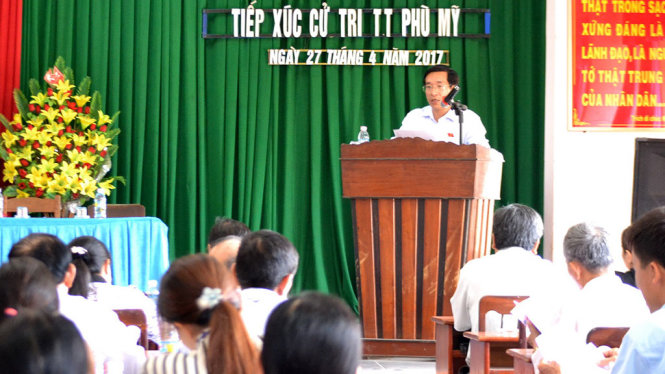 Ông Nguyễn Văn Cảnh tại cuộc tiếp xúc cử tri ở thị trấn Phù Mỹ (huyện Phù Mỹ, tỉnh Bình Định) sáng 27-4 - Ảnh: DUY THANH