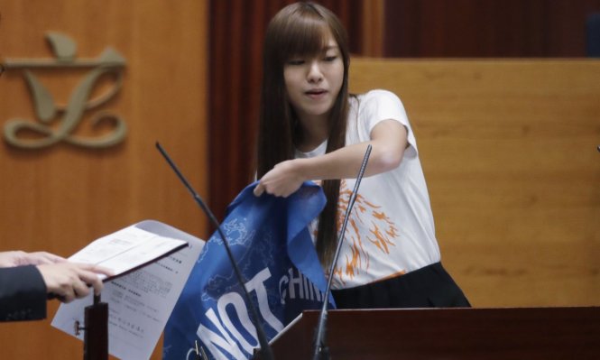 Nhà hoạt động chính trị Yau Wai-ching cầm biểu ngữ có dòng chữ 'Hong Không không phải Trung Quốc' khi cô tuyên thệ tại hội đồng lập pháp Hong Kong tháng 10 năm ngoái - Ảnh: AP