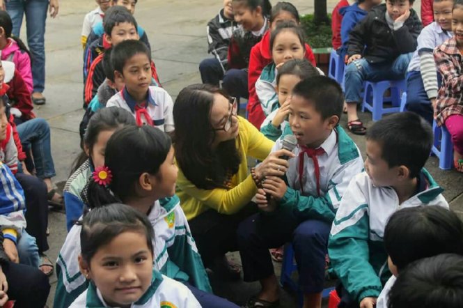 Qua cuộc trò chuyện với học sinh ở Hải Lăng (Quảng Trị), cô Hiền khơi gợi cảm hứng đọc sách cho các em - Ảnh: NVCC