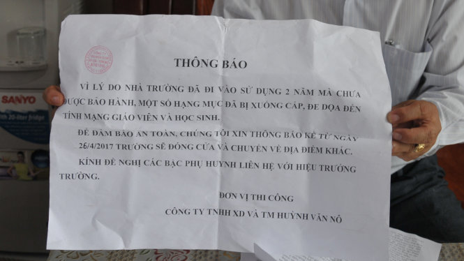 Tấm bảng thông báo do Công ty Huỳnh văn Nô dán ở cửa lớp sáng nay - Ảnh: Thanh Tú