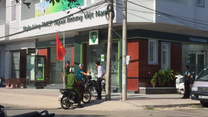Sáng 27-4, công an tiếp tục làm thu thập chứng cứ tại Ngân hàng Thương mại cổ phần Ngoại thương Việt Nam - Ảnh: MẬU TRƯỜNG