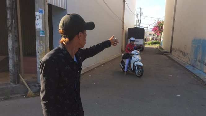 Anh Huỳnh Tấn Kiệt, 25 tuổi, tại hiện trường truy đuổi tên cướp và bị tên cướp lườm nhìn - Ảnh: MẬU TRƯỜNG