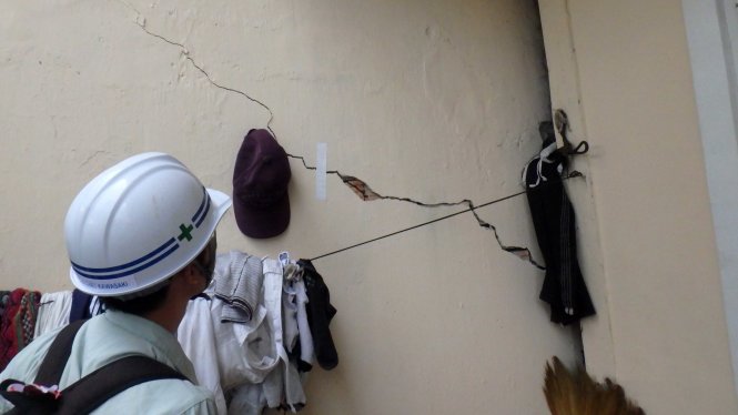 Vết nứt ngang tường tại một căn nhà trên đường Nguyễn Văn Trỗi - Ảnh: M.Vinh