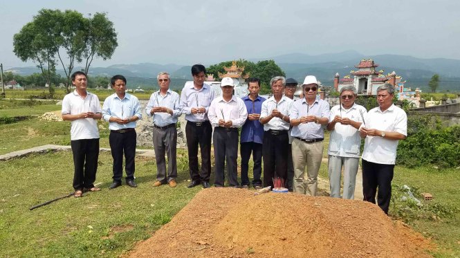 Các cựu giáo chức Quảng Trị thắp hương trên ngôi mộ đất của thầy giáo Hà Công Văn trước khi khởi công xây dựng ngôi mộ kiên cố cho thầy - Ảnh: Quốc Nam