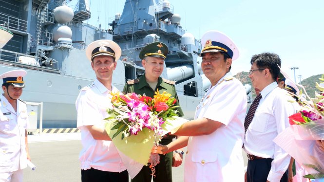 Đại diện lãnh đạo Cảng quốc tế Cam Ranh và Sở Ngọai vụ tỉnh Khánh Hòa tặng hoa chỉ huy đoàn Hải quân Nga - Ảnh: Văn Sơn