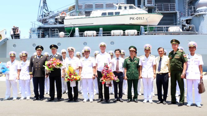 Nhóm chỉ huy đoàn Hải quân Nga cùng lãnh đạo Cảng quốc tế Cam Ranh, Sở Ngoại vụ tỉnh Khánh Hòa chụp ảnh lưu niệm bên tàu Varyag - Ảnh: Văn Sơn