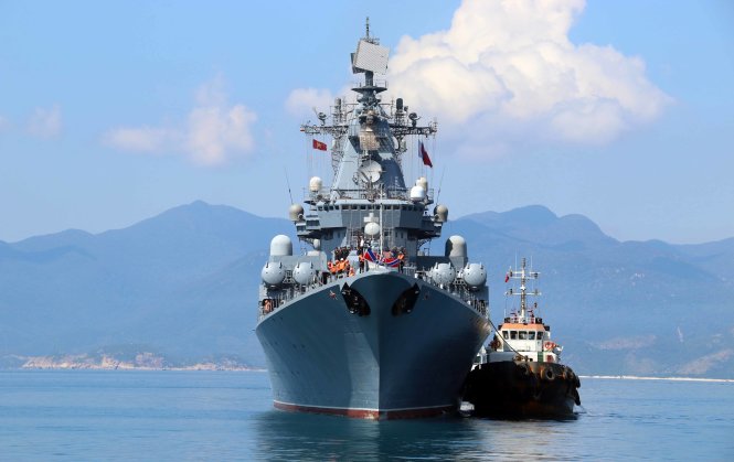 Tàu tuần dương Varyag và tàu tiếp dầu Pechenga tiến vào Cảng quốc tế Cam Ranh - Ảnh: Văn Sơn