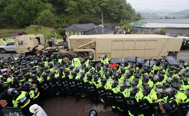 Rất đông cảnh sát đã bảo vệ cho đoàn xe chở các thiết bị của THAAD khi nó đến Seongju vào ngày hôm qua - Ảnh: Reuters