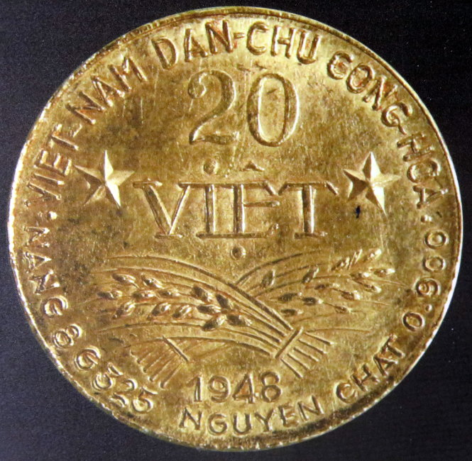 Mặt sau đồng tiền vàng Hồ Chí Minh với dòng chữ 