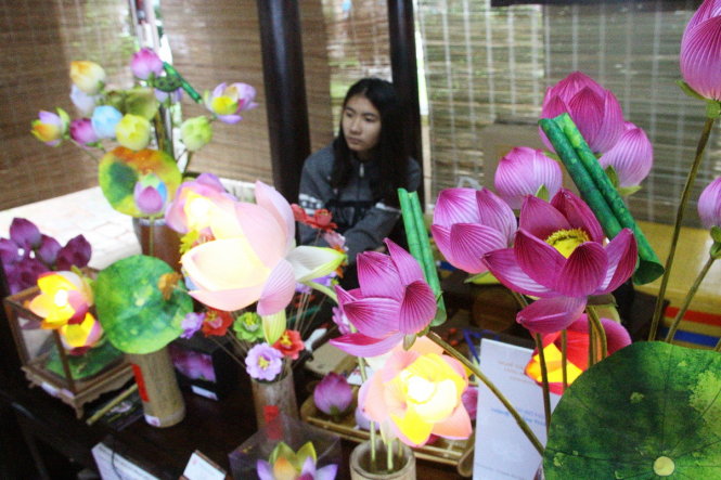 Hoa sen giấy của làng hoa giấy Thanh Tiên (Thừa Thiên - Huế) - Ảnh: NHẬT LINH