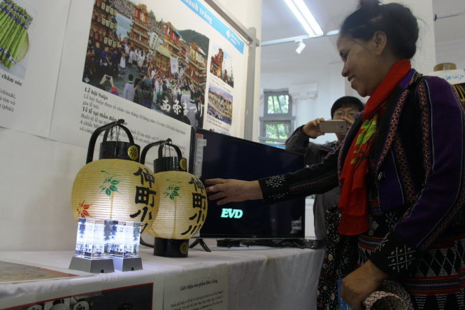 Người xem thích thú với sản phẩm đèn lồng truyền thống của Nhật Bản - Ảnh: NHẬT LINH