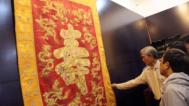 Tranh thêu bằng chất liệu gấm Quân tiên trúc thọ mừng lúc vua Khải Định 40 tuổi - Ảnh: Xuân Đào