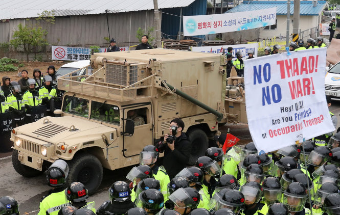 Người dân Hàn Quốc biểu tình khi xe quân sự chở hệ thống THAAD của Mỹ xuất hiện tại Seongju, Hàn Quốc ngày 26-4 - Ảnh: Yonhap/Reuters