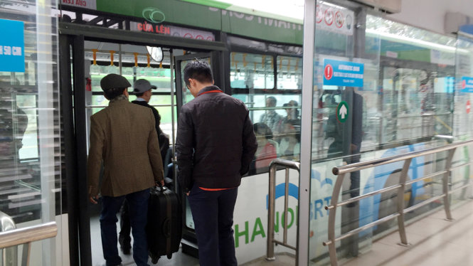 Hành khách đi xe buýt nhanh BRT tại nhà chờ Láng Hạ - Ảnh: Lâm Hoài
