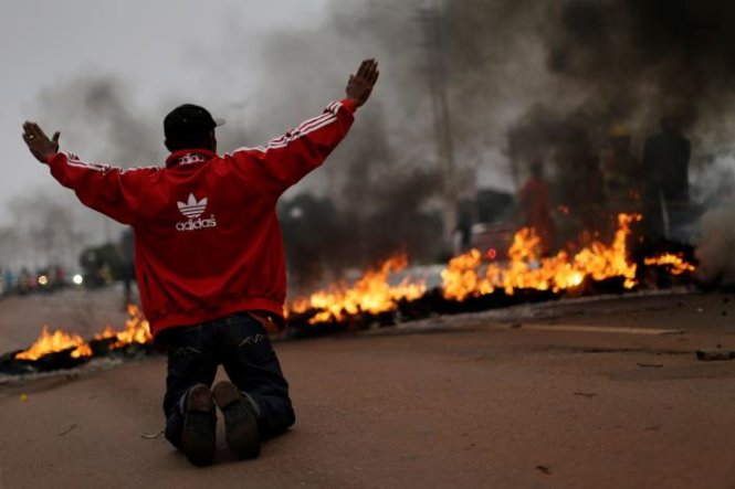 Người biểu tình đốt vỏ xe làm 'rào chắn' trên đường ở thủ đô Brasilia - Ảnh: REUTERS