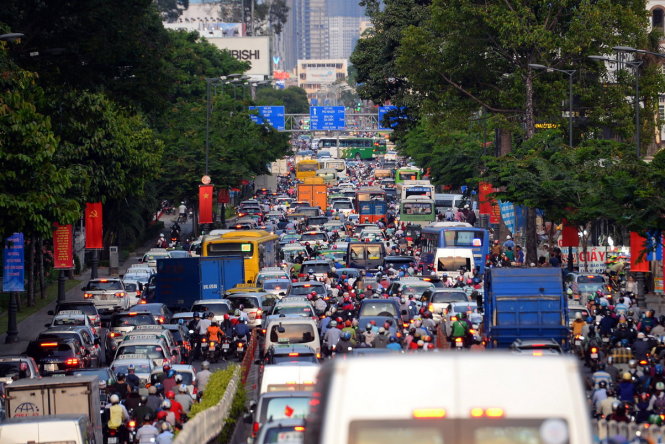 Cả trăm xe “chôn chân” trên đường Hoàng Văn Thụ hướng từ vòng xoay Lăng Cha Cả về trung tâm thành phố - Ảnh: HỮU KHOA