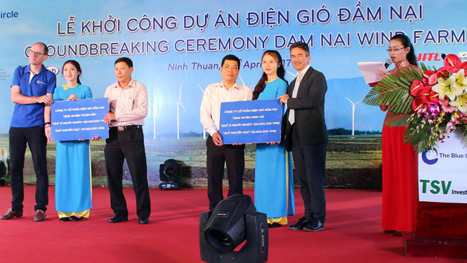 Chủ đầu tư trao tượng trưng 60 triệu đồng cho đại diện hai huyện Thuận Bắc và Ninh Hải - Ảnh: MINH TRÂN