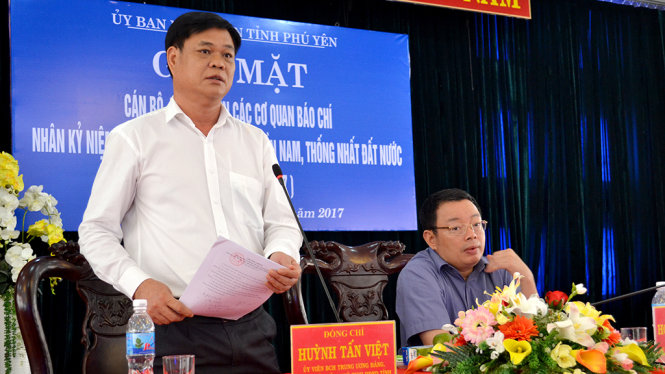 Ông Huỳnh Tấn Việt - bí thư Tỉnh ủy, chủ tịch HĐND tỉnh Phú Yên - trao đổi với báo chí tại buổi gặp mặt - Ảnh: DUY THANH