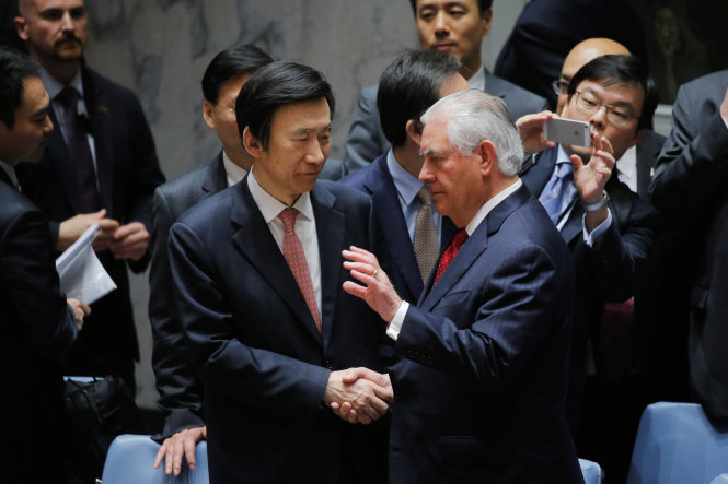 Ngoại trưởng Mỹ Rex Tillerson (phải) gặp gỡ ngoại trưởng Hàn Quốc Yun Byung-Se sau cuộc họp về vấn đề Triều Tiên tại LHQ ngày 28-4 - Ảnh: Reuters