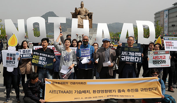 Các nhà hoạt động tập trung tại Quảng trường Gwanghwamun ở Seoul ngày 28-4 để phản đối việc lắp đặt THAAD tại nước này - Ảnh: Yonhap