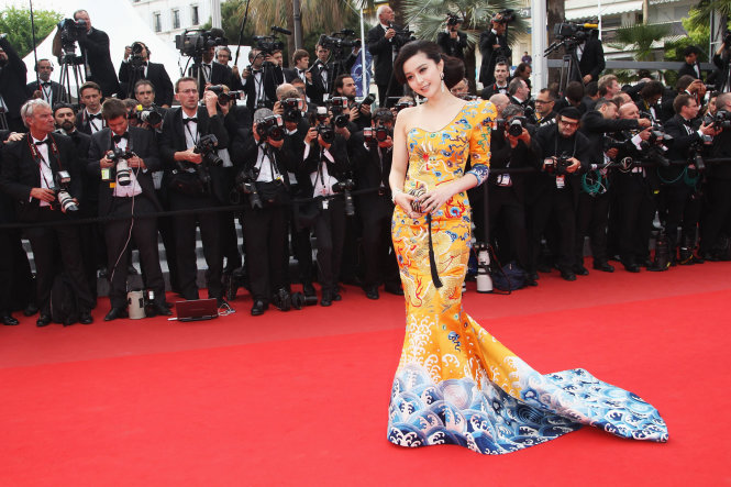 Năm 2010, lần đầu tiên Phạm Băng Băng tham dự LHP Cannes, tạo ấn tượng với bộ đầm dạ hội cách điệu từ long bào, đã thu hút ống kính của đông đảo báo giới nước ngoài - Ảnh: Sina