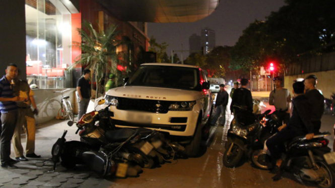 Hiện trường chiếc xe Range Rover dừng lại sau khi đâm hàng loạt xe máy trên phố Hoàng Quốc việt  - Ảnh: Danh Trọng