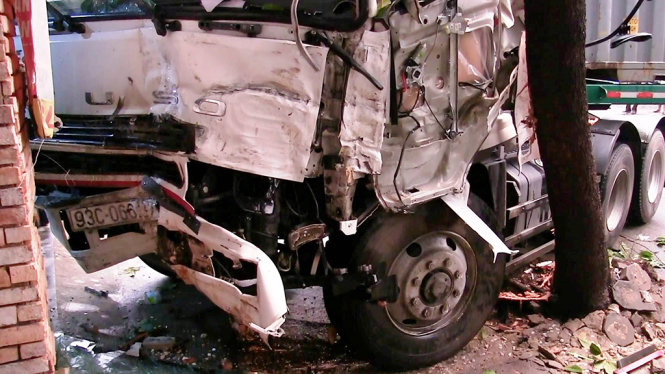 Chiếc xe container nát phần đầu sau vụ va chạm - Ảnh: CTV