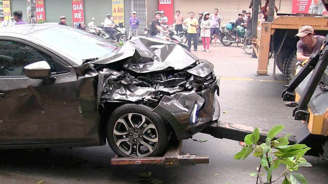 Xe ôtô hư hỏng sau khi bị xe container húc trúng - Ảnh: CTV