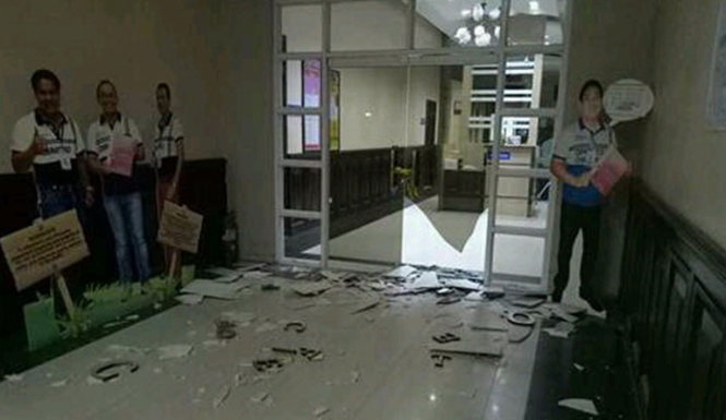 Cửa kính một cửa hàng bị vỡ do chấn động từ động đất
