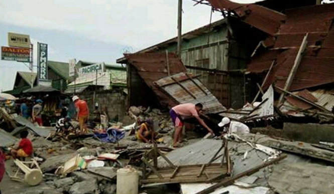 Người dân thu dọn đống đổ nát sau động đất