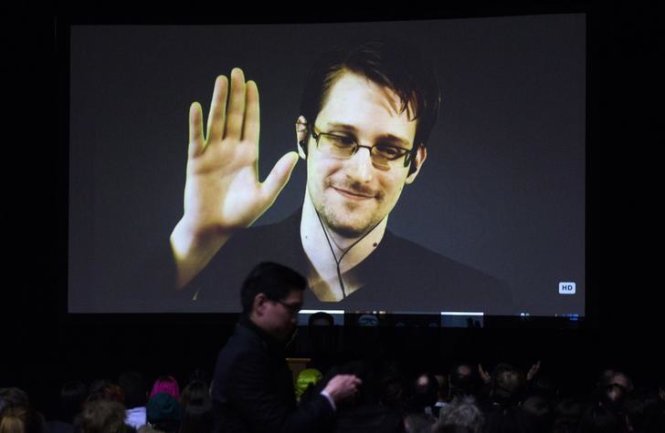 Cựu nhân viên NSA Edward Snowden xuất hiện qua hình ảnh video truyền trực tiếp tại một diễn đàn thế giới ở Toronto, Canada - Ảnh: Reuters