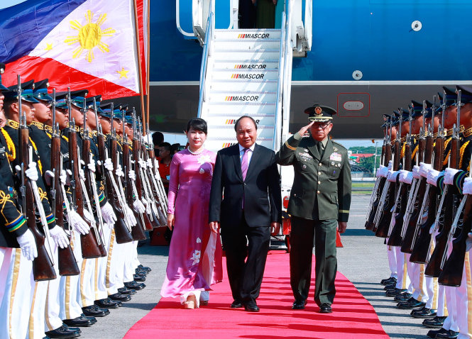 Lễ đón Thủ tướng Nguyễn Xuân Phúc và phu nhân tại sân bay quốc tế Ninoy Aquino - Ảnh: TTXVN