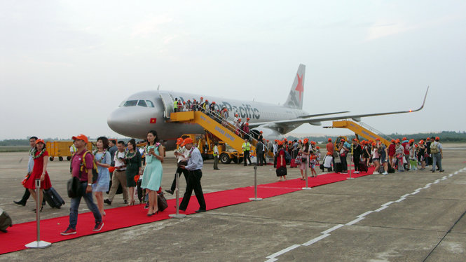 Chuyến bay đầu tiên đưa khách từ Hải Phòng đến Quảng Bình hạ cánh xuống sân bay Đồng Hới lúc 17g55 ngày 29-4