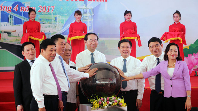 Chủ tịch nước Trần Đại Quang cũng bấm nút vận hành nhà máy xi măng Sông Lam, trạm nghiền xi măng và cảng Nghi Thiết - Ảnh: DOÃN HÒA