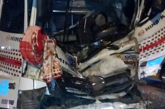 Xe tải nát đầu sau tai nạn - Ảnh: BÌNH AN