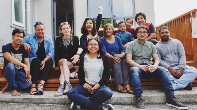 Bạn Trịnh Thị Hằng (thứ tư từ trái sang) chụp hình lưu niệm cùng bạn bè quốc tế tại New Zealand - Ảnh: T.H.