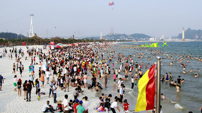 Bãi tắm Hạ Long thu hút hàng chục ngàn khách đến chiều 29-4 - Ảnh: Đức Hiếu