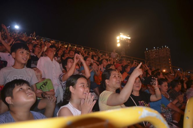 Hàng ngàn du khách Đà Nẵng tại đêm khai mạc - Ảnh: TẤN LỰC