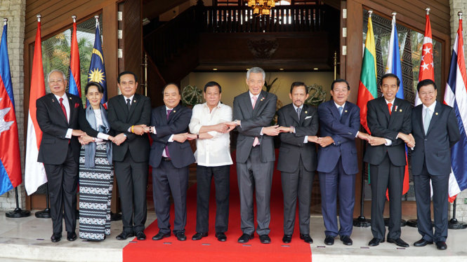 Trưa 29-4, lãnh đạo các nước ASEAN chụp hình lưu niệm tại Hội nghị cấp cao ASEAN lần thứ 30 ở Manila, Philippines - Ảnh: Lê Nam
