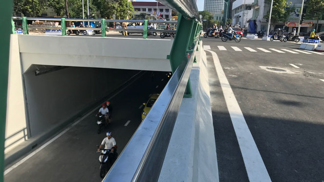 Nút giao phía Tây cầu Sông Hàn (Đà Nẵng) là công trình đầu tiên được thiết kế theo kiểu hầm chui, hiện nay nút giao thông tại vòng xuyến Nguyễn Tri Phương cũng đang được thi công theo hướng này - Ảnh: TRƯỜNG TRUNG
