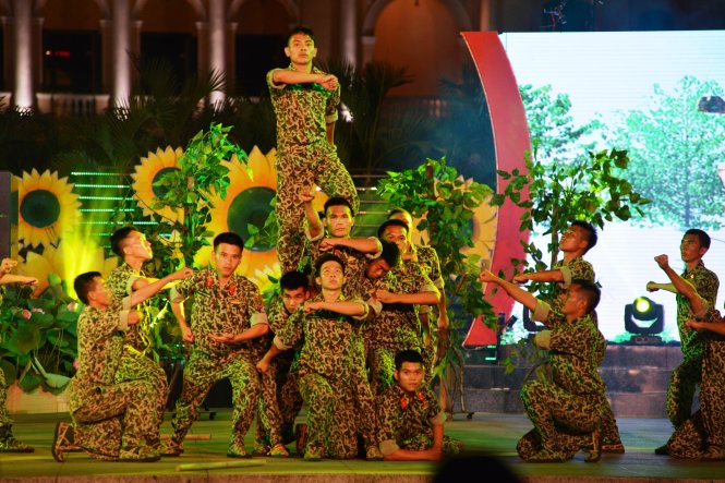 Các diễn viên biểu diễn phục dựng lại hình ảnh người lính đặc công rừng sác Cần Giờ - Ảnh: Lê Phan