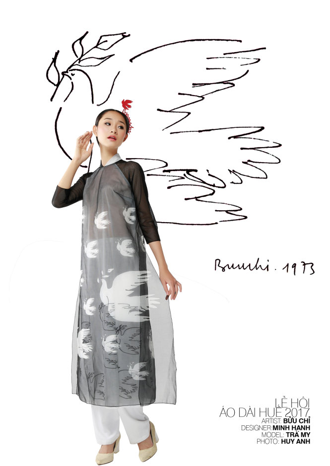 Tranh của họa sĩ Bửu Chỉ trên áo dài của nhà thiết kế Minh Hạnh
										Ảnh: Huy Anh
