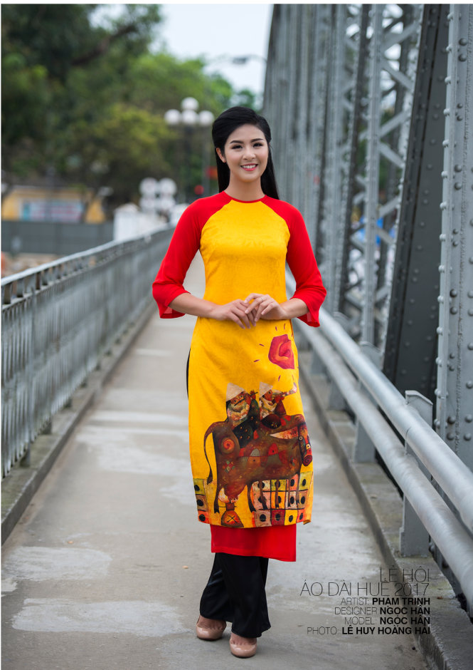 Bộ áo dài của nhà thiết kế Ngọc Hân từ chất liệu tranh của họa sĩ Phạm Trinh
 									Ảnh: Lê Huy Hoàng Hải
